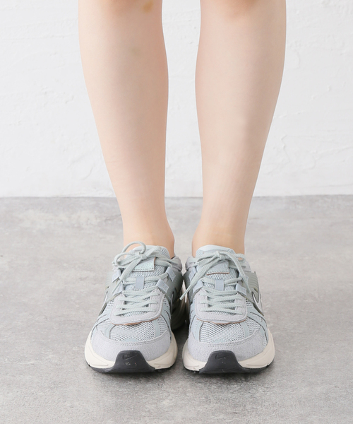 NIKE(ナイキ)の「【NIKE/ ナイキ】V2K Run(Grey)(スニーカー・レディース・グレー・23cm/24cm/25cm/26cm)」の2枚目の写真