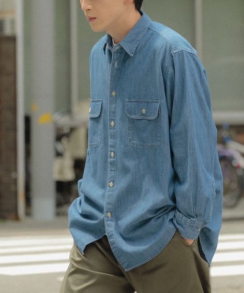 ITEMS URBANRESEARCH（アイテムズ アーバンリサーチ）の「ダブルポケット ウォッシュドデニムシャツ（シャツ/ブラウス・メンズ・ブルー/ブラック・LARGE/MEDIUM）」の2枚目の写真