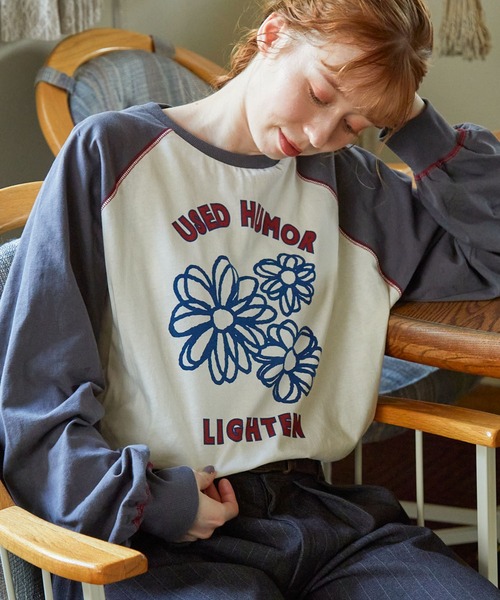 MONO-MART LADY'S(モノマートレディース)の「配色ステッチ×フラワーグラフィックプリント ラグラン 長袖Tシャツ(Tシャツ/カットソー・レディース・グレー系/ネイビー系/グレー系1/ブラック系/ホワイト系/ベージュ系・FREE)」の4枚目の写真