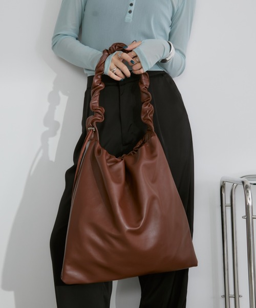 Aunt Marie's(アントマリーズ)の「2WAYギャザーハンドルショルダーバッグ/ ソフトレザー / A4収納可能(ショルダーバッグ・レディース・アイボリー/ブラック/ブラウン・FREE)」の3枚目の写真