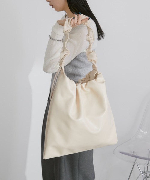 Aunt Marie's(アントマリーズ)の「2WAYギャザーハンドルショルダーバッグ/ ソフトレザー / A4収納可能(ショルダーバッグ・レディース・アイボリー/ブラック/ブラウン・FREE)」の2枚目の写真