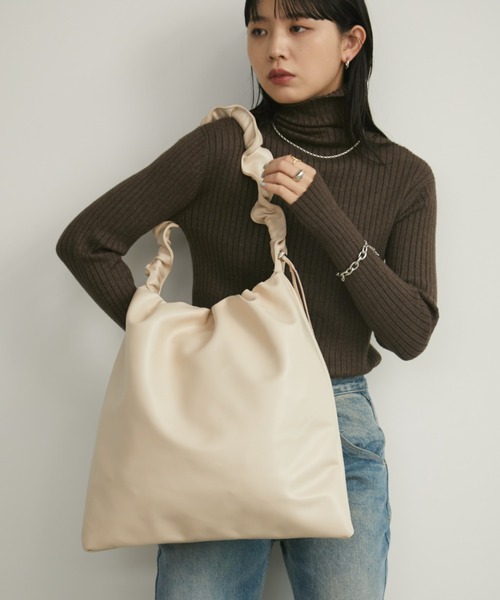 Aunt Marie's(アントマリーズ)の「2WAYギャザーハンドルショルダーバッグ/ ソフトレザー / A4収納可能(ショルダーバッグ・レディース・アイボリー/ブラック/ブラウン・FREE)」の5枚目の写真