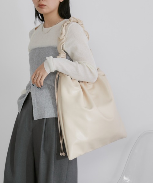 Aunt Marie's(アントマリーズ)の「2WAYギャザーハンドルショルダーバッグ/ ソフトレザー / A4収納可能(ショルダーバッグ・レディース・アイボリー/ブラック/ブラウン・FREE)」の14枚目の写真