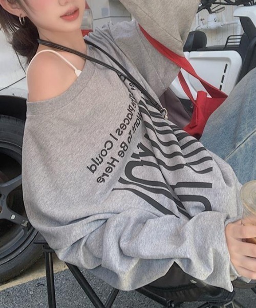 ENIM BY VICKY(エニムバイビッキー)の「前後2wayプリントオフショルロンT(Tシャツ/カットソー・レディース・グレー/レッド・M)」の5枚目の写真