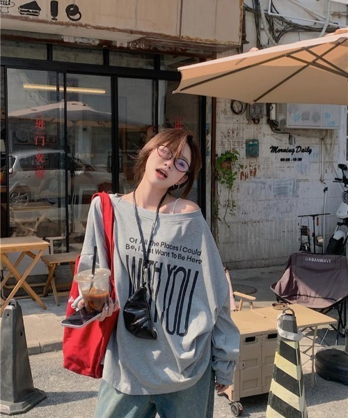 ENIM BY VICKY(エニムバイビッキー)の「前後2wayプリントオフショルロンT(Tシャツ/カットソー・レディース・グレー/レッド・M)」の4枚目の写真