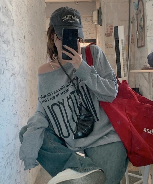ENIM BY VICKY(エニムバイビッキー)の「前後2wayプリントオフショルロンT(Tシャツ/カットソー・レディース・グレー/レッド・M)」の7枚目の写真