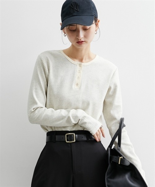 nissen(ニッセン)の「前後2WAY袖くしゅくしゅヘンリーネックTシャツ(Tシャツ/カットソー・レディース・ベージュ系/ブラック/オフホワイト・M/L)」の13枚目の写真