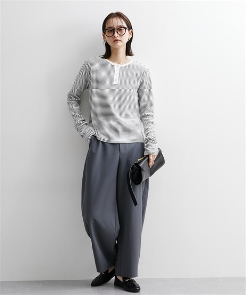 nissen(ニッセン)の「前後2WAY袖くしゅくしゅヘンリーネックTシャツ(Tシャツ/カットソー・レディース・ベージュ系/ブラック/オフホワイト・M/L)」の7枚目の写真