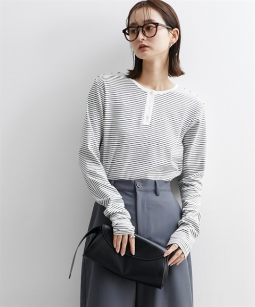 nissen(ニッセン)の「前後2WAY袖くしゅくしゅヘンリーネックTシャツ(Tシャツ/カットソー・レディース・ベージュ系/ブラック/オフホワイト・M/L)」の11枚目の写真