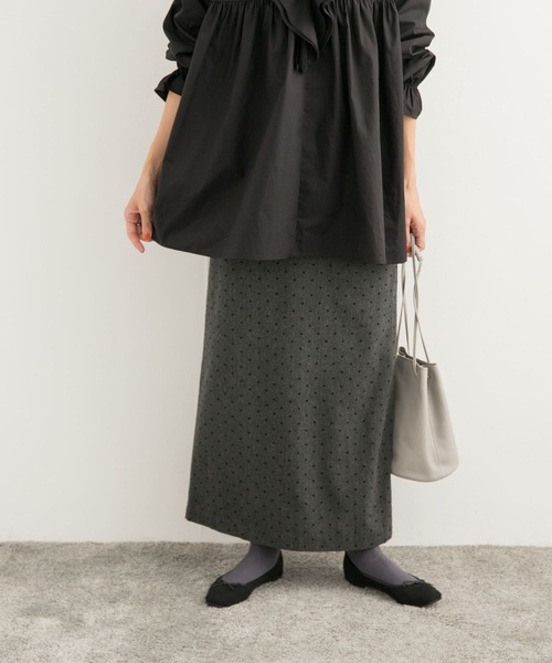 URBAN RESEARCH DOORS（アーバンリサーチドアーズ）の「フロッキードットナロースカート（スカート・レディース・チャコールグレー・SMALL/MEDIUM）」の2枚目の写真