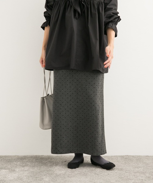 URBAN RESEARCH DOORS（アーバンリサーチドアーズ）の「フロッキードットナロースカート（スカート・レディース・チャコールグレー・SMALL/MEDIUM）」の4枚目の写真