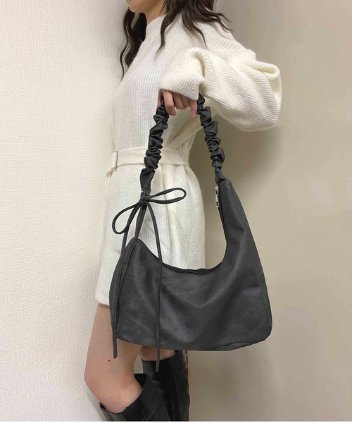 NANEA(ナネア)の「ギャザーショルダーバッグ(ショルダーバッグ・レディース・ホワイト/ブラック/ブルー・フリー)」の8枚目の写真