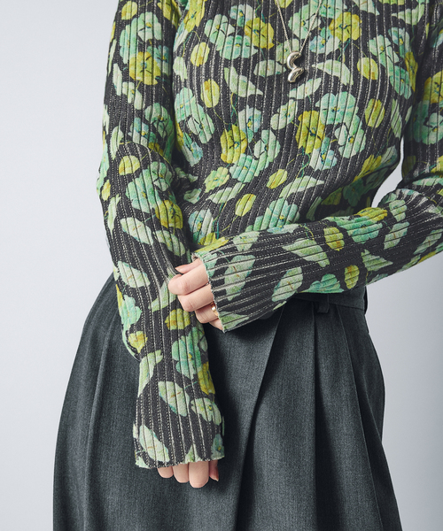 JOURNAL STANDARD（ジャーナルスタンダード）の「【TOLIGHT×JOURNALSTANDARD】 フラワーリブニット（ニット/セーター・レディース・イエロー/チャコールグレー・FREE）」の2枚目の写真