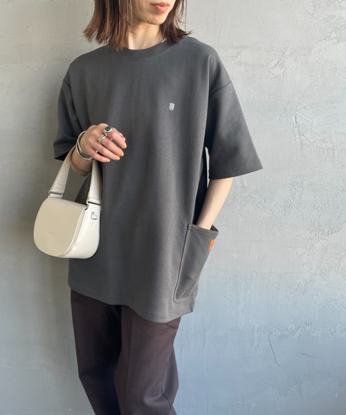 UNIVERSAL OVERALL（ユニバーサルオーバーオール）の「[UNIVERSAL OVERALL/ユニバーサルオーバーオール] 別注 ポンチカバーオールTシャツ（Tシャツ/カットソー・レディース・グレー/ホワイト/ブラック/チャコール・S/M/L）」の2枚目の写真