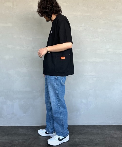 UNIVERSAL OVERALL（ユニバーサルオーバーオール）の「[UNIVERSAL OVERALL/ユニバーサルオーバーオール] 別注 ポンチカバーオールTシャツ（Tシャツ/カットソー・レディース・グレー/ホワイト/ブラック/チャコール・S/M/L）」の20枚目の写真