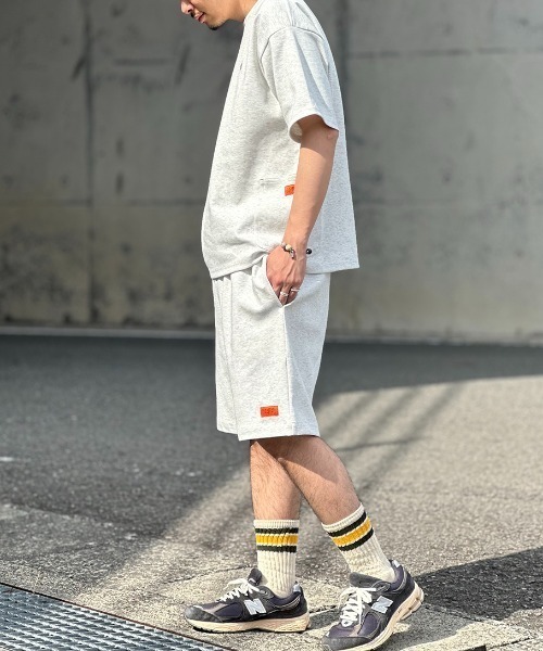 UNIVERSAL OVERALL（ユニバーサルオーバーオール）の「[UNIVERSAL OVERALL/ユニバーサルオーバーオール] 別注 ポンチカバーオールTシャツ（Tシャツ/カットソー・レディース・グレー/ホワイト/ブラック/チャコール・S/M/L）」の6枚目の写真