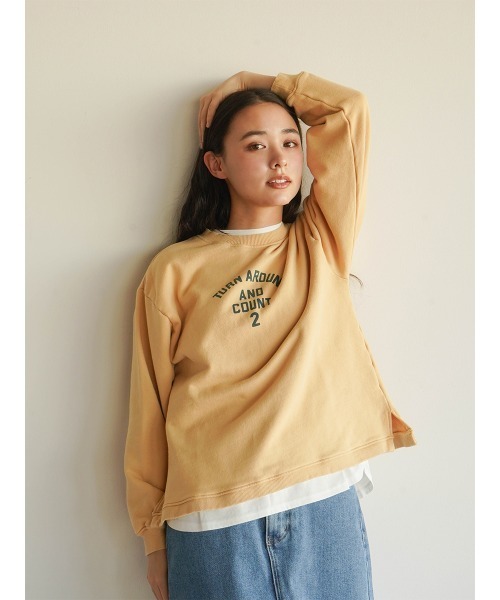 FIKA.(フィーカ)の「Slit hem logo sweatshirt(Tシャツ/カットソー・レディース・ライトグレー/ライトイエロー・FREE)」の2枚目の写真