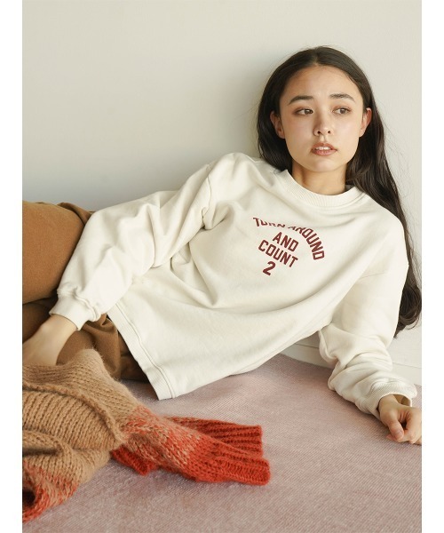 FIKA.(フィーカ)の「Slit hem logo sweatshirt(Tシャツ/カットソー・レディース・ライトグレー/ライトイエロー・FREE)」の1枚目の写真