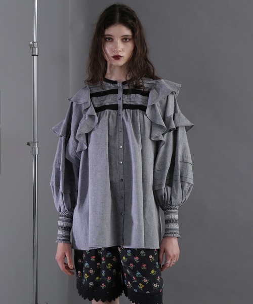 ROSE BUD（ローズバッド）の「(mag.by c)シャンブレーフリルシャツ（シャツ/ブラウス・レディース・ブルー/ブラック・ONE SIZE）」の2枚目の写真