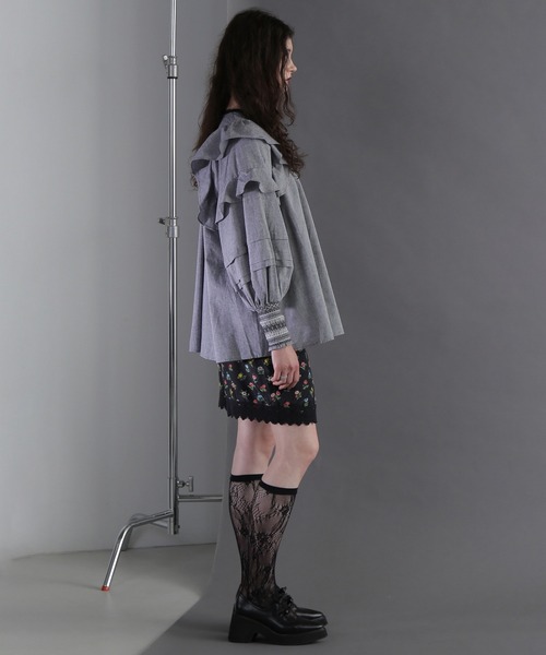 ROSE BUD（ローズバッド）の「(mag.by c)シャンブレーフリルシャツ（シャツ/ブラウス・レディース・ブルー/ブラック・ONE SIZE）」の4枚目の写真