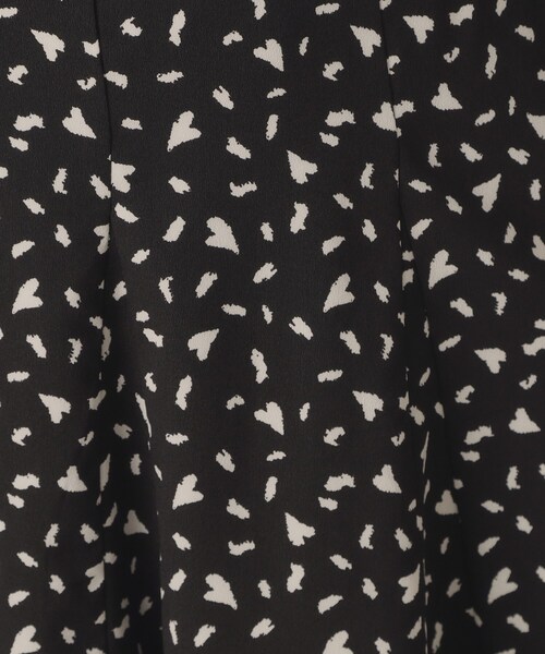 ITS'DEMO（イッツデモ）の「【手洗い可／セットアップ可／ウエストゴム】ハートプリントスカート（スカート・レディース・ブラック系/ネイビー系/ホワイト系3・00）」の4枚目の写真