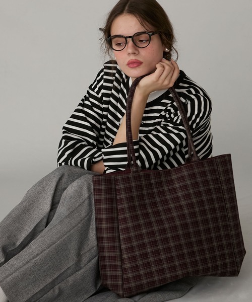BONLECILL Marche(ボンルシールマルシェ)の「【BONLECILL Marche】《大容量/A4》アソートチェック/ストライプ柄 BIGトートバッグ(トートバッグ・レディース・レッド/ネイビー/ブラック/ブラウン/バーガンディー/ボルドー/ブラック系1・FREE)」の7枚目の写真