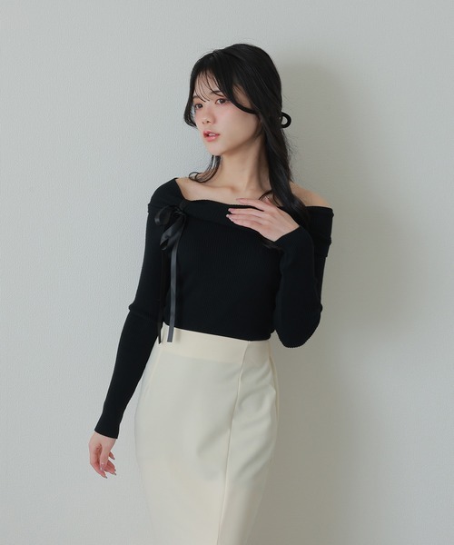 M DOLLY(エムドリー)の「offshoulder ribbon lib tops/オフショルダーリボンリブトップス(ニット/セーター・レディース・ブラック/ホワイト・FREE)」の5枚目の写真