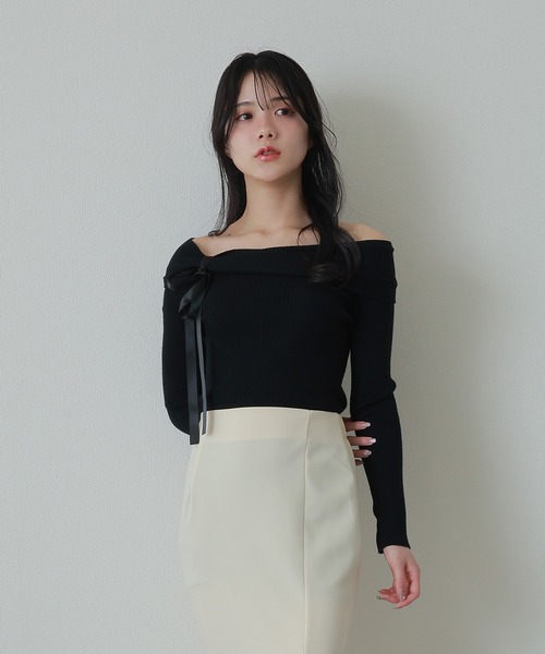 M DOLLY(エムドリー)の「offshoulder ribbon lib tops/オフショルダーリボンリブトップス(ニット/セーター・レディース・ブラック/ホワイト・FREE)」の6枚目の写真
