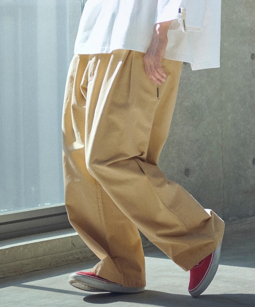 ADAM PATEK(アダムパテック)の「ADAMPATEK/generous tuck relax chino pants/タック入りワイドシルエットチノパンツ(AP2518026)(チノパンツ・レディース・ベージュ/ホワイト・2/1)」の2枚目の写真
