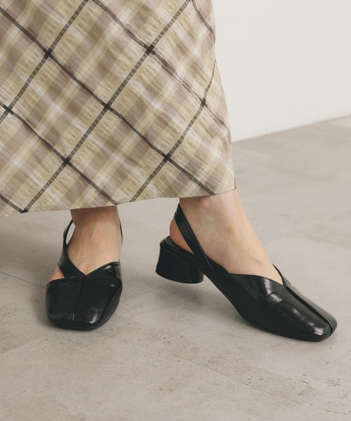 KBF（ケイビーエフ）の「アシンメトリーストラップパンプス（パンプス・レディース・ブラック/キャメル・36/37/38）」の2枚目の写真