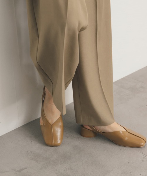 KBF（ケイビーエフ）の「アシンメトリーストラップパンプス（パンプス・レディース・ブラック/キャメル・36/37/38）」の3枚目の写真