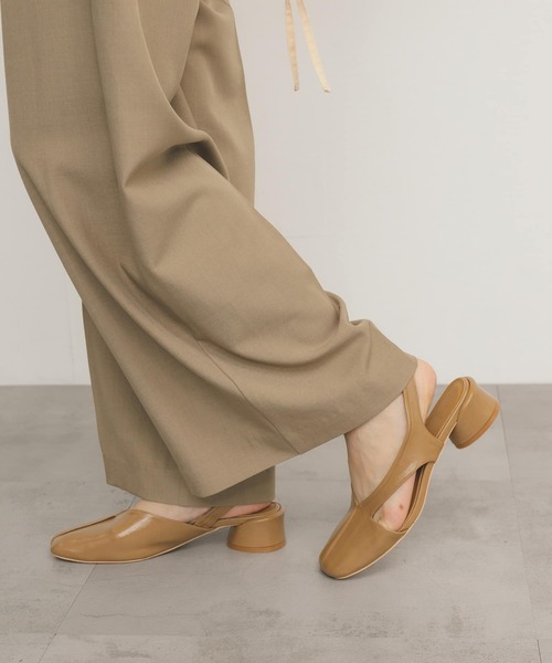 KBF（ケイビーエフ）の「アシンメトリーストラップパンプス（パンプス・レディース・ブラック/キャメル・36/37/38）」の4枚目の写真