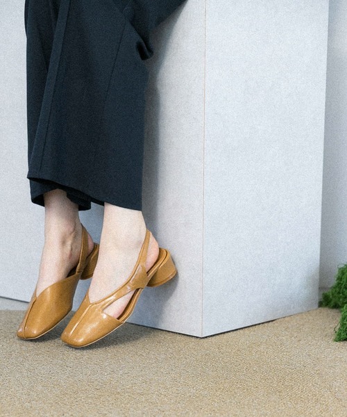 KBF（ケイビーエフ）の「アシンメトリーストラップパンプス（パンプス・レディース・ブラック/キャメル・36/37/38）」の5枚目の写真