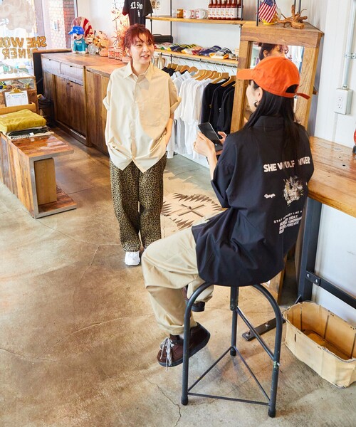 FREAK'S STORE（フリークスストア）の「限定展開 SHE WOLF DINER×FREAK'S STORE/シーウルフダイナー 別注 ワイドテーパードシルエット パンツ（チノパンツ・メンズ・ブラック/チャコールグレー/ベージュ/レオパード・SMALL/MEDIUM/LARGE）」の7枚目の写真