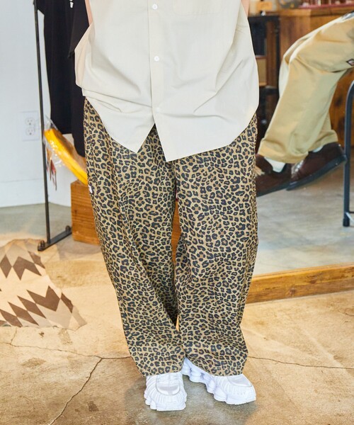 FREAK'S STORE（フリークスストア）の「限定展開 SHE WOLF DINER×FREAK'S STORE/シーウルフダイナー 別注 ワイドテーパードシルエット パンツ（チノパンツ・メンズ・ブラック/チャコールグレー/ベージュ/レオパード・SMALL/MEDIUM/LARGE）」の12枚目の写真