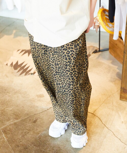 FREAK'S STORE（フリークスストア）の「限定展開 SHE WOLF DINER×FREAK'S STORE/シーウルフダイナー 別注 ワイドテーパードシルエット パンツ（チノパンツ・メンズ・ブラック/チャコールグレー/ベージュ/レオパード・SMALL/MEDIUM/LARGE）」の13枚目の写真