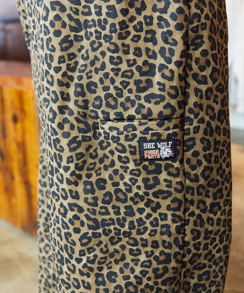 FREAK'S STORE（フリークスストア）の「限定展開 SHE WOLF DINER×FREAK'S STORE/シーウルフダイナー 別注 ワイドテーパードシルエット パンツ（チノパンツ・メンズ・ブラック/チャコールグレー/ベージュ/レオパード・SMALL/MEDIUM/LARGE）」の14枚目の写真