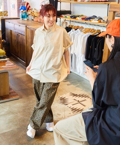 FREAK'S STORE（フリークスストア）の「限定展開 SHE WOLF DINER×FREAK'S STORE/シーウルフダイナー 別注 ワイドテーパードシルエット パンツ（チノパンツ・メンズ・ブラック/チャコールグレー/ベージュ/レオパード・SMALL/MEDIUM/LARGE）」の16枚目の写真