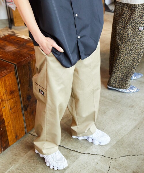 FREAK'S STORE（フリークスストア）の「限定展開 SHE WOLF DINER×FREAK'S STORE/シーウルフダイナー 別注 ワイドテーパードシルエット パンツ（チノパンツ・メンズ・ブラック/チャコールグレー/ベージュ/レオパード・SMALL/MEDIUM/LARGE）」の19枚目の写真