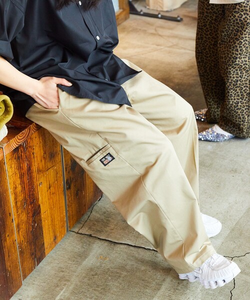 FREAK'S STORE（フリークスストア）の「限定展開 SHE WOLF DINER×FREAK'S STORE/シーウルフダイナー 別注 ワイドテーパードシルエット パンツ（チノパンツ・メンズ・ブラック/チャコールグレー/ベージュ/レオパード・SMALL/MEDIUM/LARGE）」の20枚目の写真