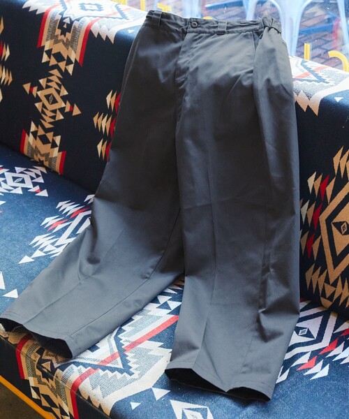 FREAK'S STORE（フリークスストア）の「限定展開 SHE WOLF DINER×FREAK'S STORE/シーウルフダイナー 別注 ワイドテーパードシルエット パンツ（チノパンツ・メンズ・ブラック/チャコールグレー/ベージュ/レオパード・SMALL/MEDIUM/LARGE）」の5枚目の写真