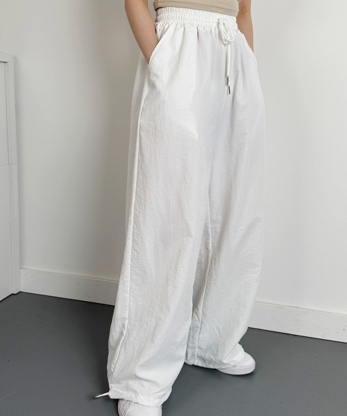VIVID LADY(ビビッドレディー)の「シャカシャカ ワイドパンツ ウエストゴム(カーゴパンツ・レディース・ホワイト/グレー/ブラック・FREE)」の2枚目の写真