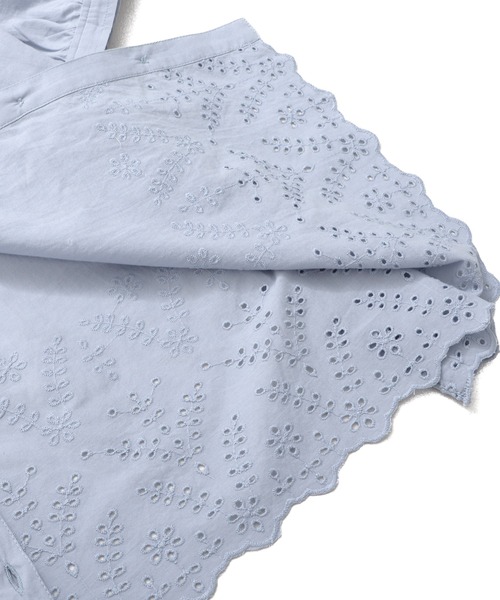 Arnold Palmer(アーノルドパーマー)の「インド綿 裾スカラップ刺繍 ブラウス(シャツ/ブラウス・レディース・チャコールグレー/サックスブルー/ホワイト・S/M/L)」の5枚目の写真