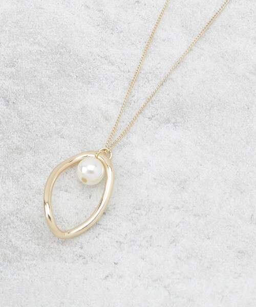 OPAQUE.CLIP（オペークドットクリップ）の「オーバルメタル×フェイクパール スライドネックレス（ネックレス・レディース・ゴールド/シルバー・00）」の5枚目の写真