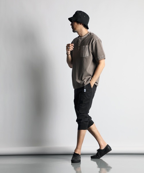 The DUFFER of ST.GEORGE(ザダファーオブセントジョージ)の「HALF LEG JOGGER PANTS:ストレッチナイロン クロップド丈 ジョガーパンツ(その他パンツ・メンズ・ベージュ/ネイビー/ブラック・X-LARGE/LARGE/MEDIUM/SMALL)」の5枚目の写真