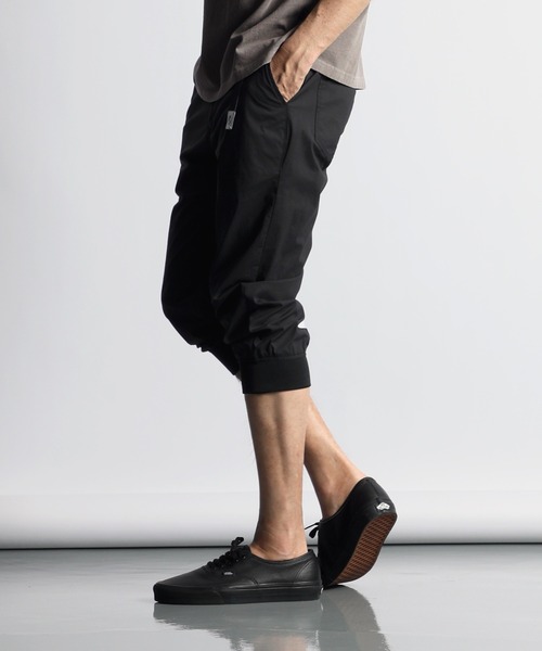 The DUFFER of ST.GEORGE(ザダファーオブセントジョージ)の「HALF LEG JOGGER PANTS:ストレッチナイロン クロップド丈 ジョガーパンツ(その他パンツ・メンズ・ベージュ/ネイビー/ブラック・X-LARGE/LARGE/MEDIUM/SMALL)」の10枚目の写真