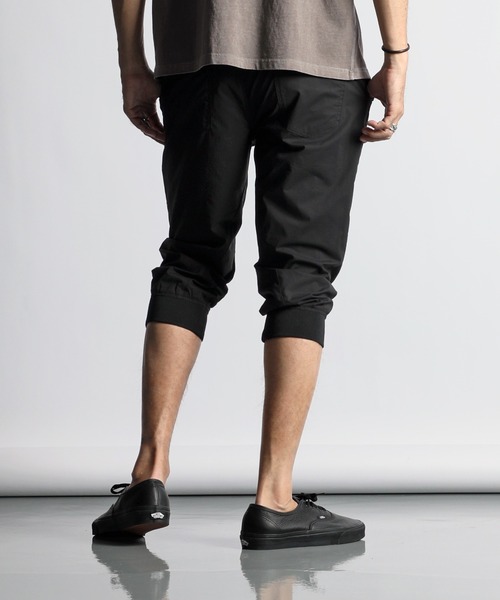 The DUFFER of ST.GEORGE(ザダファーオブセントジョージ)の「HALF LEG JOGGER PANTS:ストレッチナイロン クロップド丈 ジョガーパンツ(その他パンツ・メンズ・ベージュ/ネイビー/ブラック・X-LARGE/LARGE/MEDIUM/SMALL)」の11枚目の写真