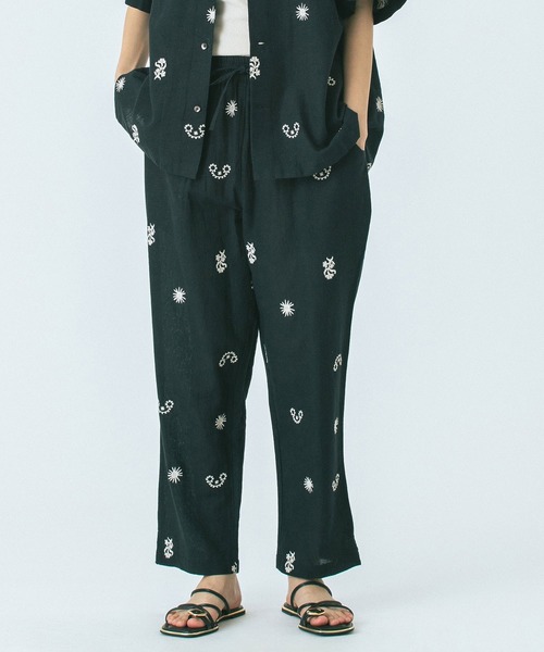 HLAADA(フラーダ)の「(HLAADA for ROSEBUD)EMBROIDERED PANTS(その他パンツ・レディース・ブラック/オフホワイト・ONE SIZE)」の2枚目の写真