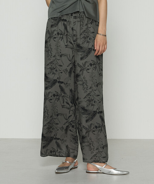 K.T KIYOKO TAKASE（キヨコタカセ）の「麻調ポリエステル ボタニカルプリントパンツ（その他パンツ・レディース・ブラック系その他/グリーン系その他・9号）」の2枚目の写真