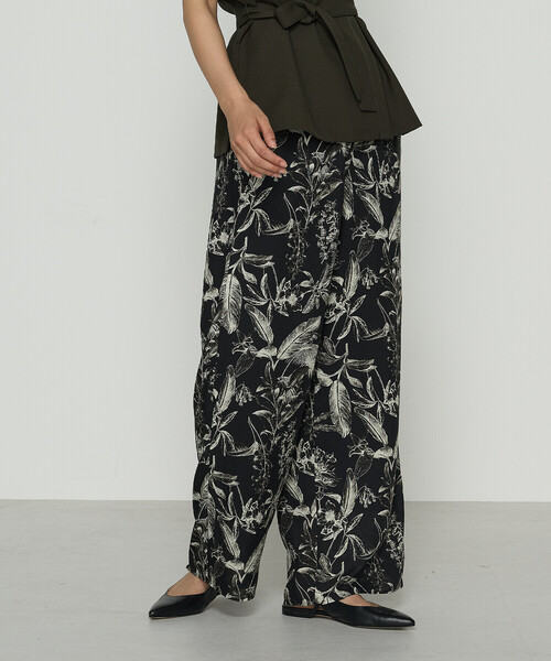 K.T KIYOKO TAKASE（キヨコタカセ）の「麻調ポリエステル ボタニカルプリントパンツ（その他パンツ・レディース・ブラック系その他/グリーン系その他・9号）」の6枚目の写真